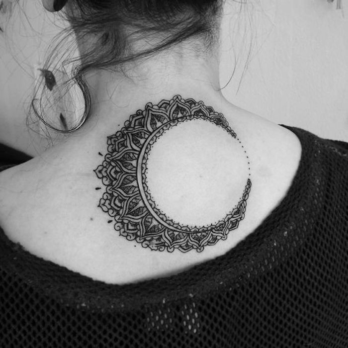 Mandala Tattoo wie der Mond in Blumen am Rücken für Frauen - Tattoo Stile