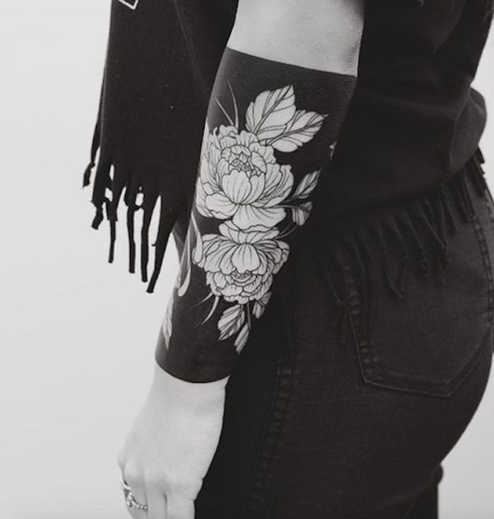all black Tattoo mit Blumen - zwei Rosen und Ihre Blätter am Arm - Tattoo Stile