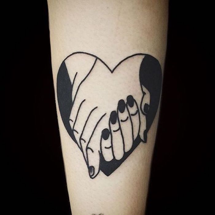 ein Herz mit Hände von zwei Verliebten ein Symbol von Liebe - all black Tattoo