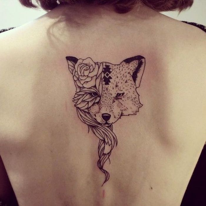 Mädchen mit einer Tätowierung von einem Fuchs mit einer Rose auf dem Kopf