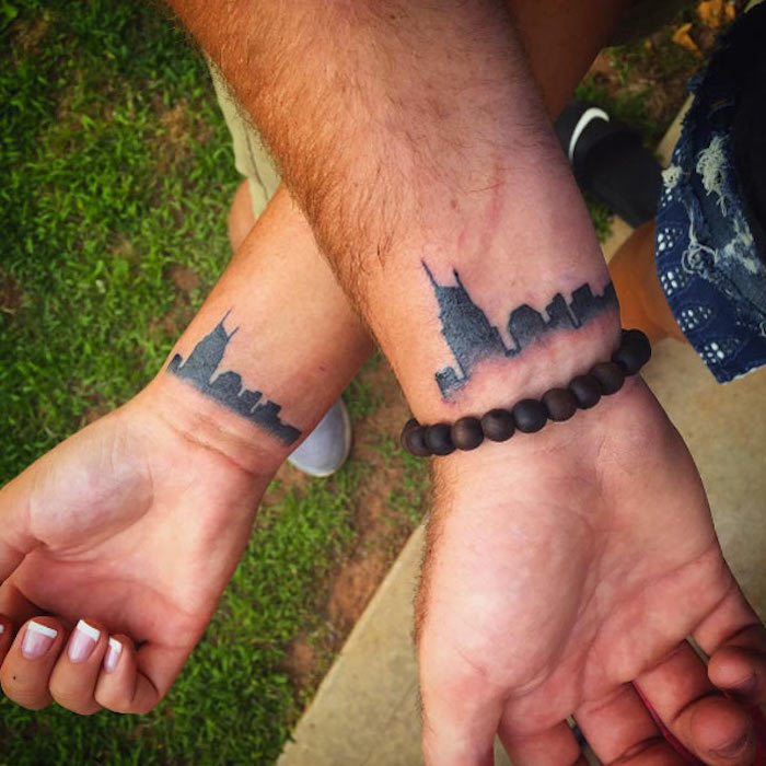 Ein Silhouette von Stand am Handgelenk von Bruder und Schwester - Geschwister Tattoos 