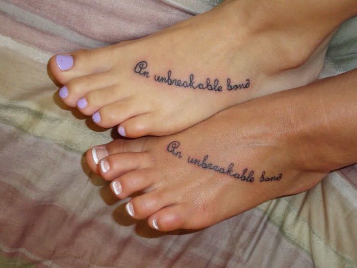 Tattoos für Schwestern, die sie sich niemals trennen wollen an den Füßen