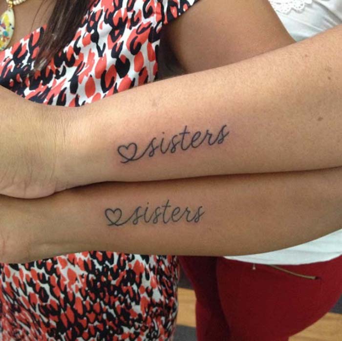 zweimal Schwester geschrieben mit einem kleinen Herz Tattoos für Schwester