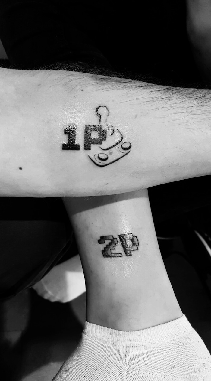 zwei Brüder haben sich mit dem Videospielen verknüpften Tattoos - Geschwister Tattoos