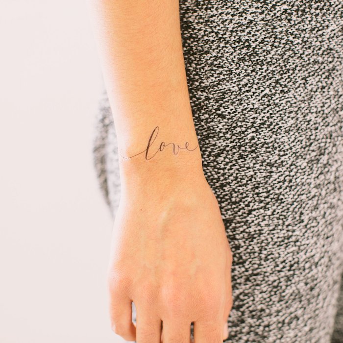 Love Tattoo am Handgelenk, kleine Tattoos mit Bedeutung für Frauen, Unterarm Tattoos 