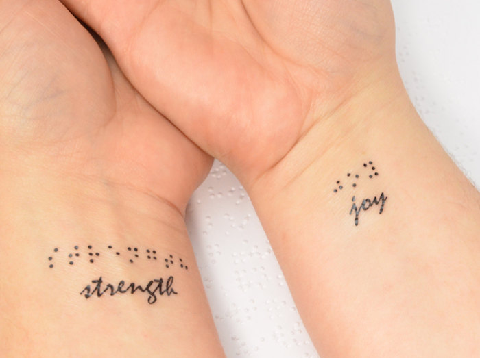 Tattoos an beiden Handgelenken, Strength und Joy Tattoo in Schreibschrift, kleine Tattoos für Frauen 