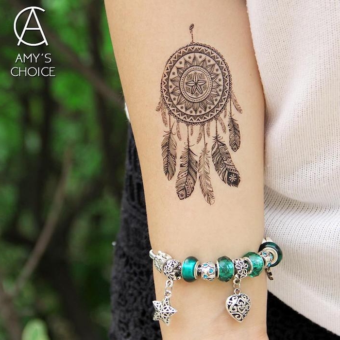 Traumfänger Tattoo am Unterarm, silbernes Armband mit grünen Steinen, Dreamcatcher Tattoo Ideen 