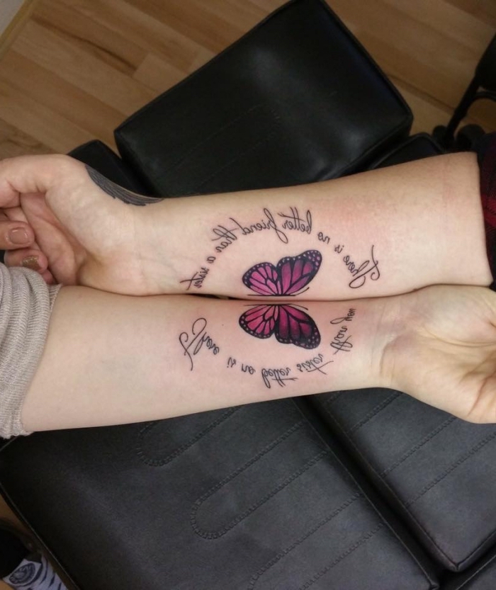 rosa schmettering, schriftzug, der ein kreis bildet, tattoo ideen für geschwister, tattoos mit symbolik