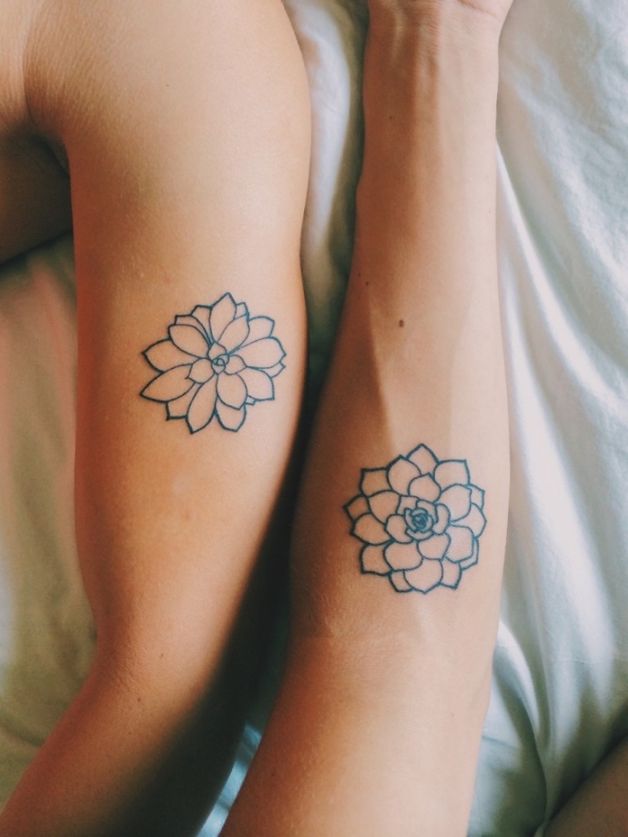 tätowierungen mit blumen motiven an den armen, tattoo ideen für geschwister, simple designs