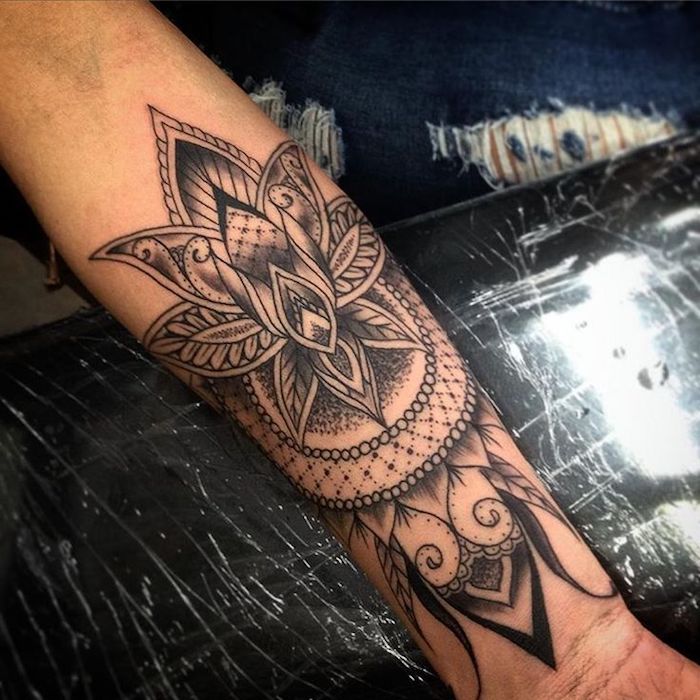 tattoo arm frau, mandala tattoo in schwarz und grau