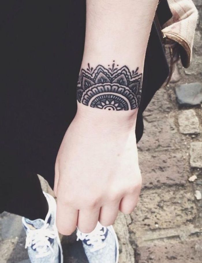 Armband-Tattoo, halbes Mandala, Hautzeichnung am Handgelenk