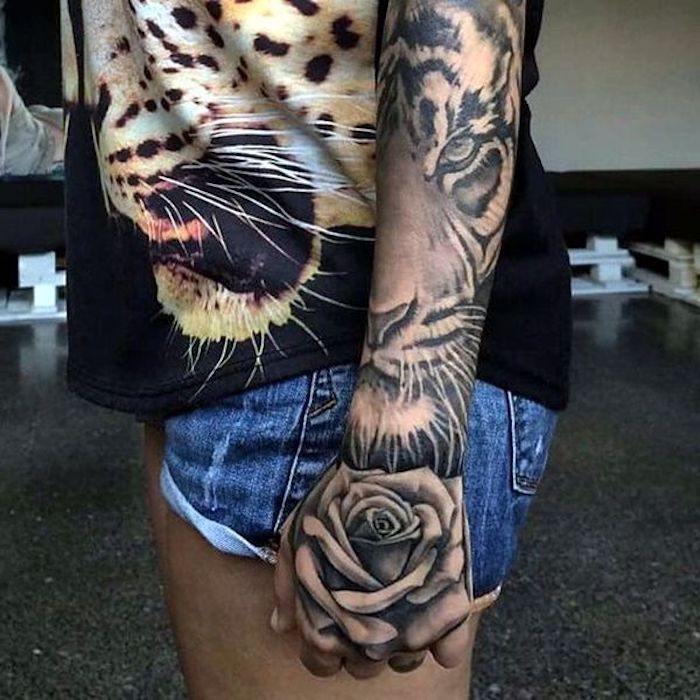 tattoo arm frau, sleeve tattoo in schwarz und grau, tiger, rosen