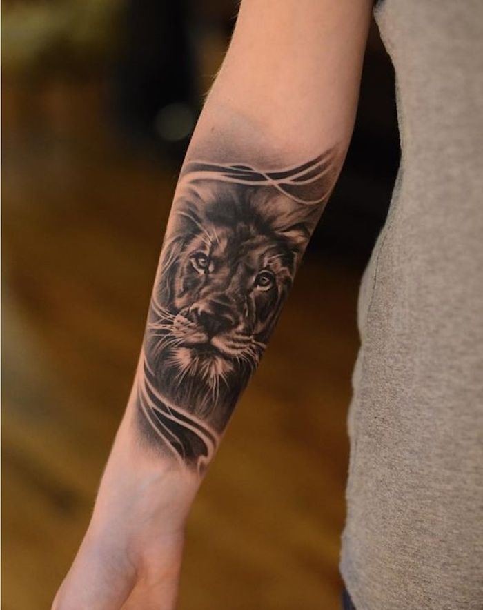 tattoo arm frau, löwe-tattoo in schwarz und grau am unerarm