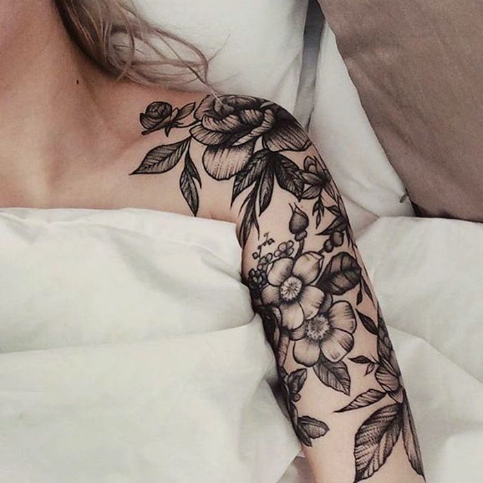 tattoo arm frau, tätowierung in schwarz und grau, blumen