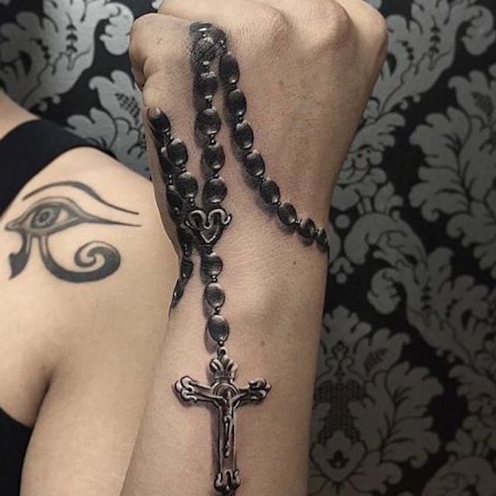 religiöse Symbole, schwarzer Rosenkranz mit Kreuz, Auge des Re