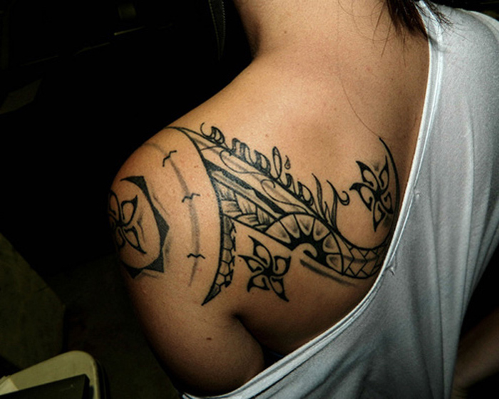 tattoo schulter, tribal tattoo mit blumen und vogel