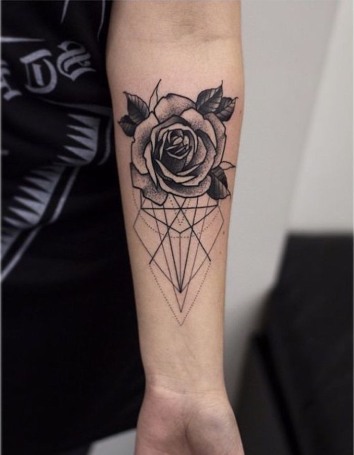 tattoo arm frau, rose mit geometrischen figuren am unterarm