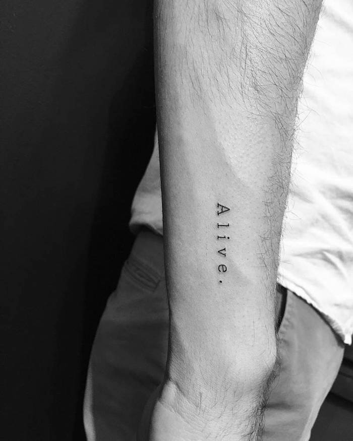 Tattoo im Schreibmaschinenstil, Alive Tattoo am Unterarm, Tattoos für Männer 
