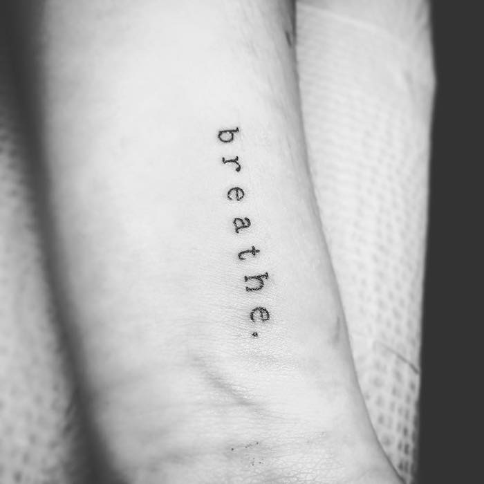Kleines Tattoo am Unterarm, Breathe Tattoo im Schreibmaschinenstil, kleine Tattoos mit Bedeutung 
