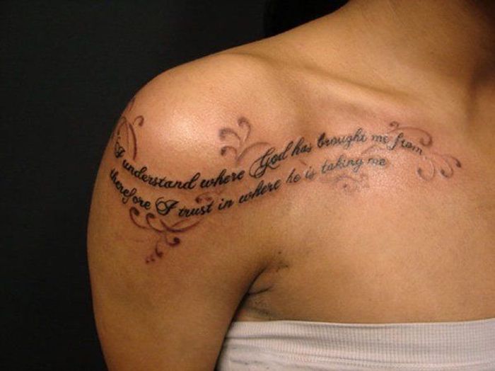 tattoo schriftzüge, dame mit tätowierung an der schulter