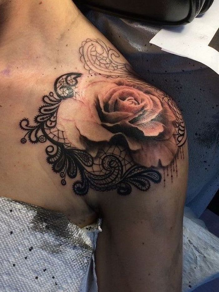 tattoo schulter, dame mit tätowierung mit rose-motiv
