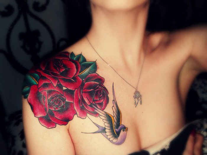 tattoo schulter, silberne halskette, rote rosen, vogel