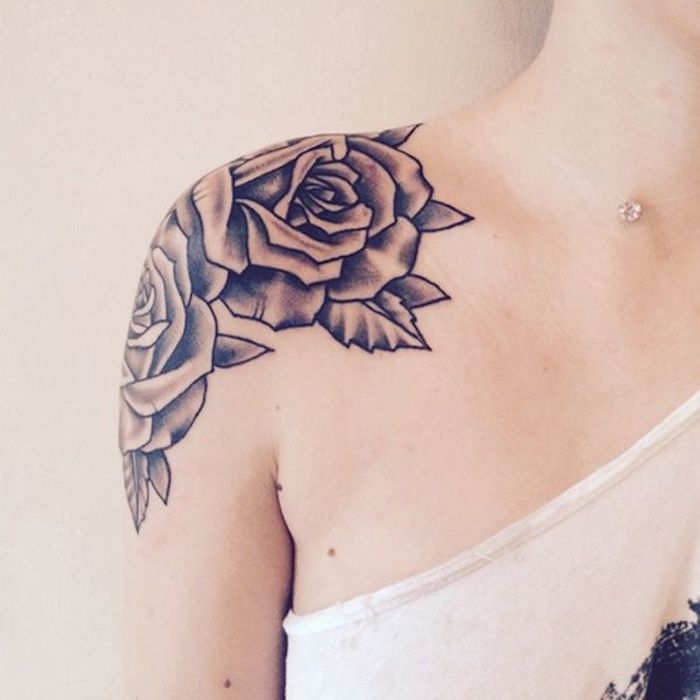 tattoo schulter, rosen tattoo in schwarz und grau