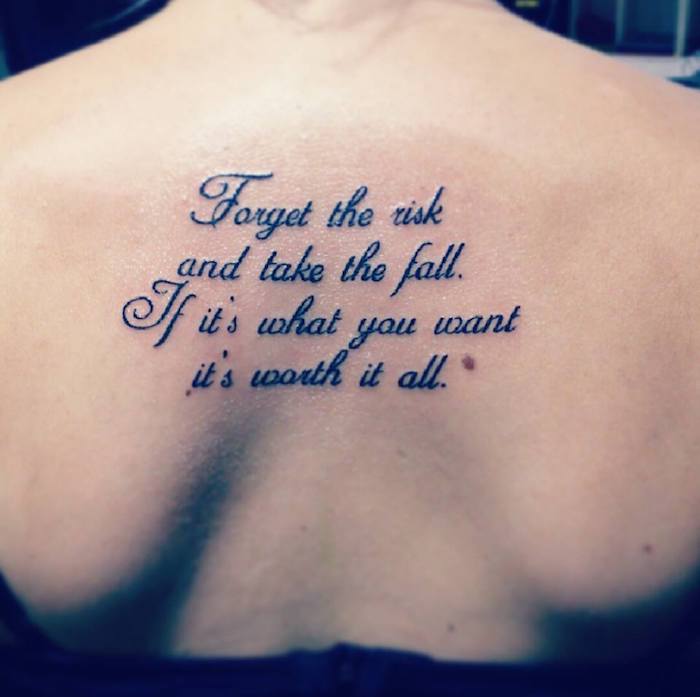 Gedicht am Rücken Vergiss den Risiko ist die Botschaft mit Tattoo Schrift geschrieben