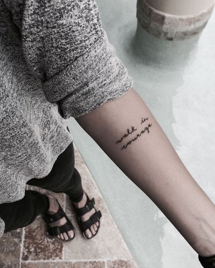 Englische Tattoo Sprüche - Walk in courage bedeutet geh kühn vorwärts am Arm