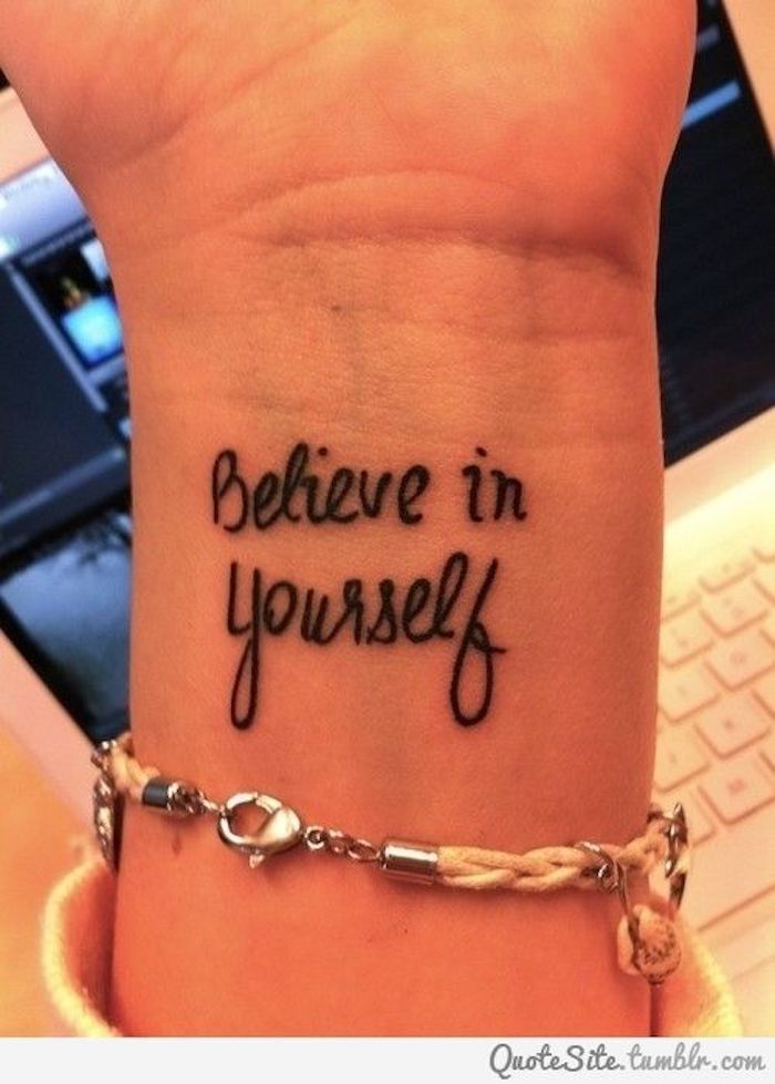 Man muss in sich selbst vertrauten steht auf diesem Tattoo Spruch am Handgelenk