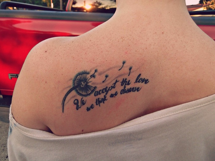 Tattoo Spruch über Liebe und ein Löwenzahn Bilder Tattoo Spruch am Rücken von Frau