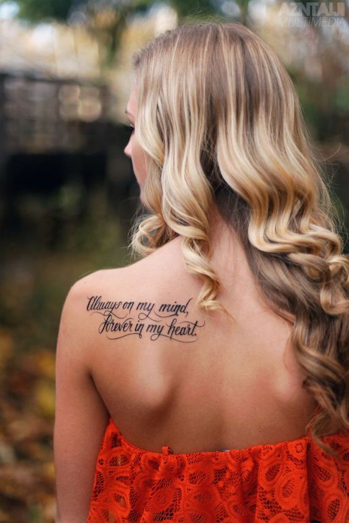 Tattoo Spruch für Frauen in rotem Kleid ein Tattoo über die ewige Liebe