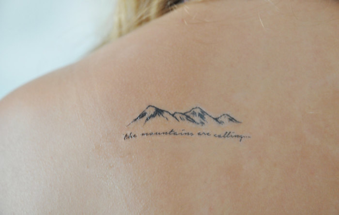 ein Bild von einem Gebirge und Tattoo Spruch, der sagt - der Berg ruft 