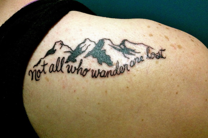 ein Tattoo Spruch über diese, die gern wandern und ein realistisches Bild von Gebirge