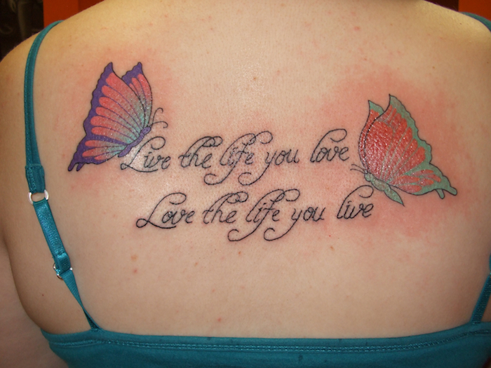 ein Tattoo Spruch über das Leben und wie es zu genießen zwei Schmetterlinge