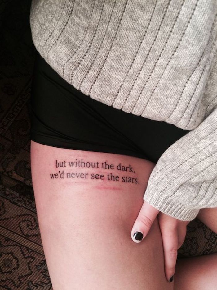 Ohne die Dunkelheit sehen wir die Sterne nicht behauptet dieses Tattoo Spruch