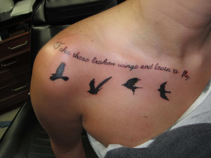 Tattoo am Schulter vorn mit vier Vögel und eine inspirierende Botschaft