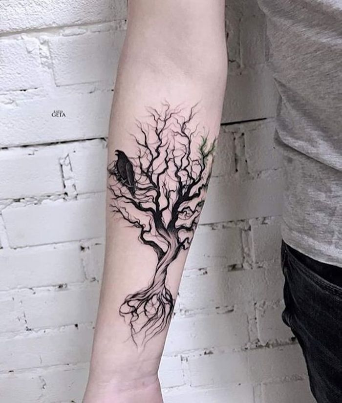 ein Baum mit Wurzeln und nackte Zweige ein schwarzer Vogel - all black Tattoo