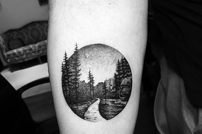 ein Bild als all black Tattoo von einem Fluss mit Bäumen darum hohe Bäume im Kreis