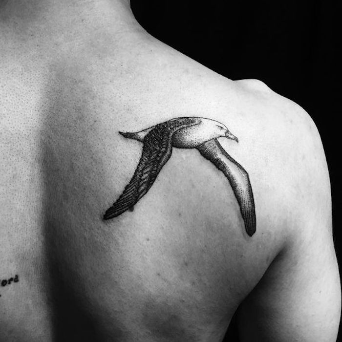 all black Tattoo von einem Vogel am Rücken für Männer Symbol von Freiheit