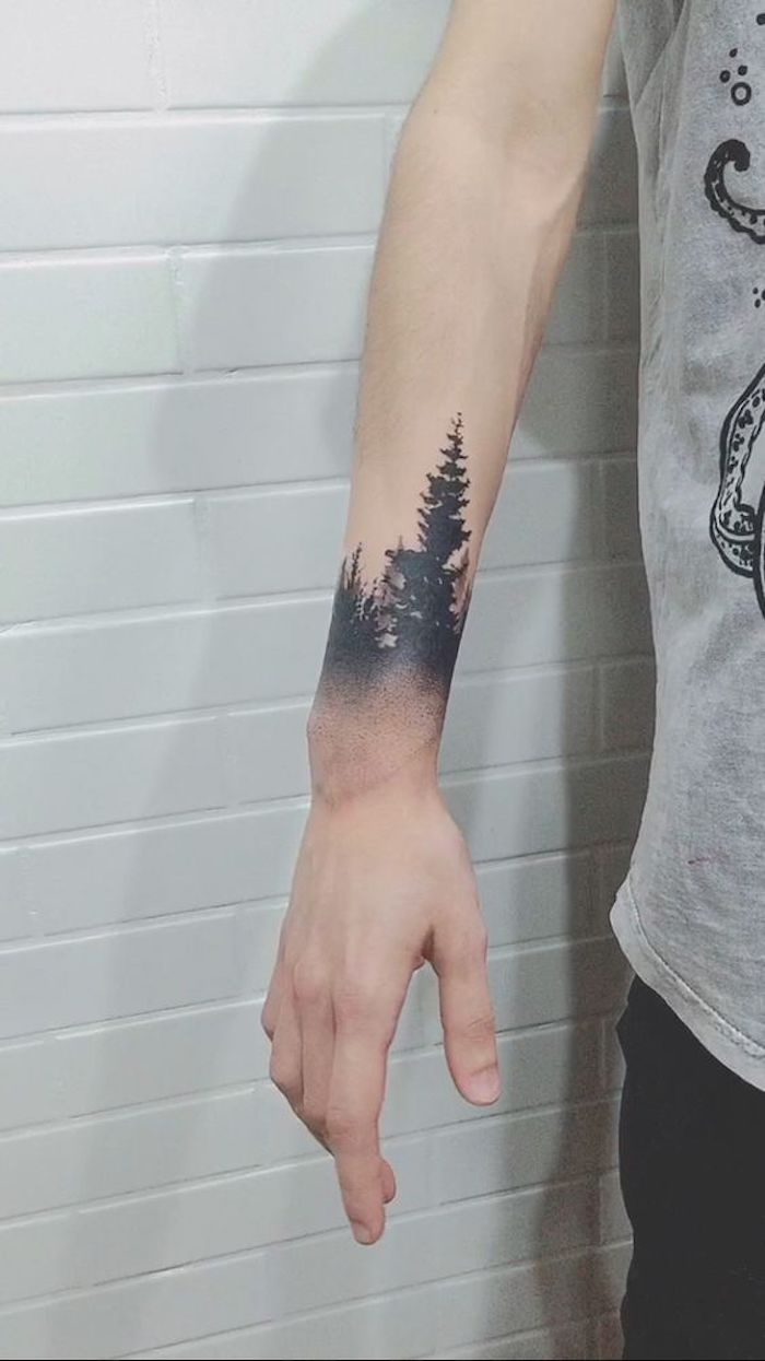 all black Tattoo - ein Wald am Handgelenk ein einsamer hohen Baum einfach bildschön