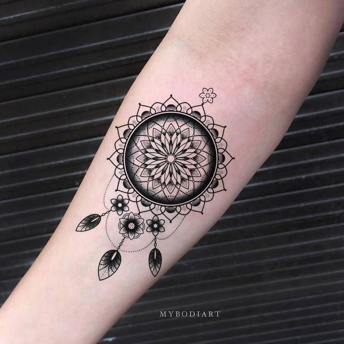 Mandala Traumfänger am Unterarm, Arm Tattoo Ideen für Frauen, Mandala Blume 