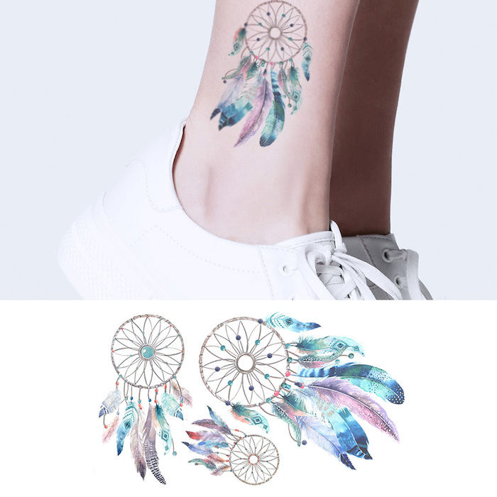 Dreamcatcher Tattoo mit bunten Federn am Knöchel, Traumfänger Tattoos für Frauen 