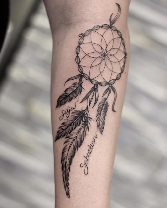 Traumfänger Tattoo am Unterarm mit zwei Namen, große Tattoo Motive mit Bedeutung 