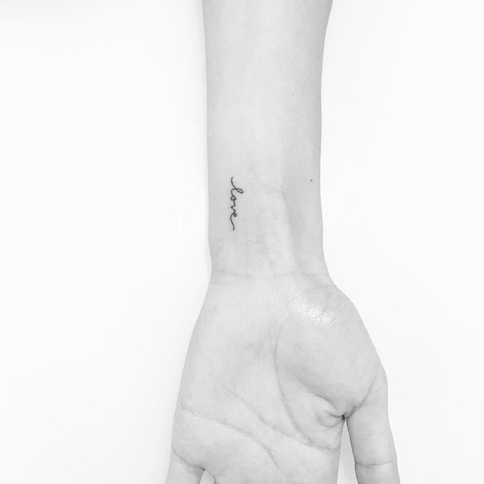 Kleines Tattoo am Handgelenk, Love Tattoo in feiner Schreibschrift, kleine Tattoos mit Bedeutung 