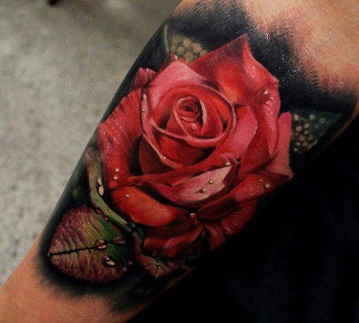tattoo vorschläge, bunte tätowirung mit rose-motiv am unterarm