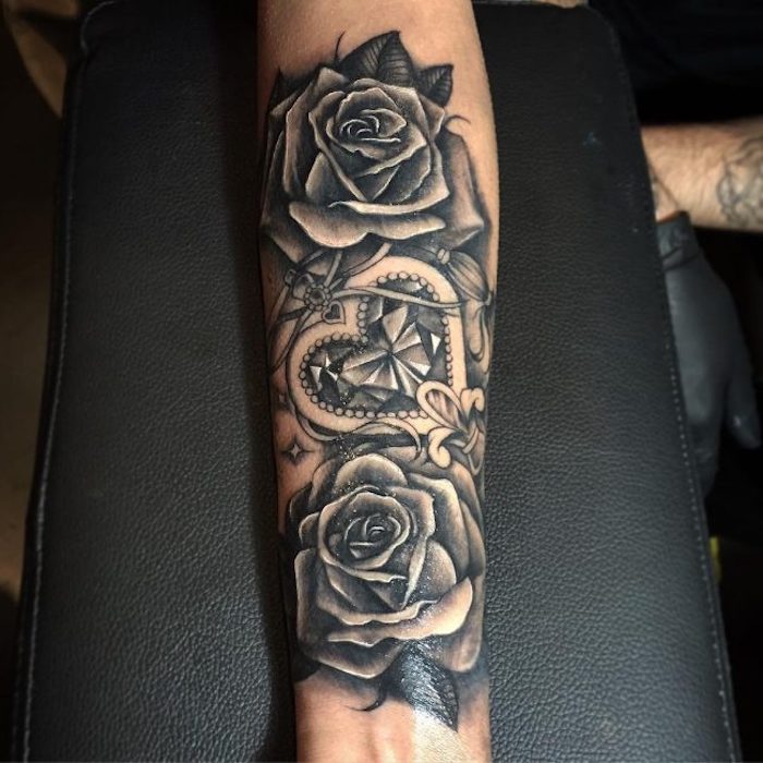 tattoo vorschläge, frau mit tätowierung am unterarm, rose tattoo