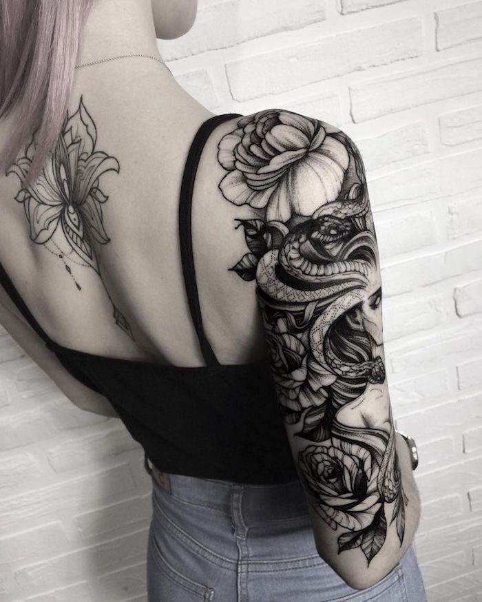 tattoo vorschläge, tätowierung in schwarz und grau am oberarm