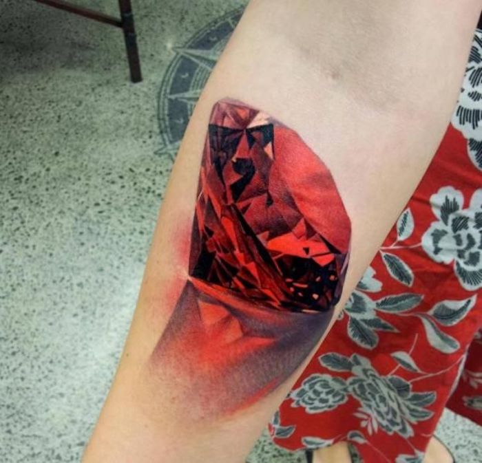 tattoo vorschläge, bunte tätowierung, großer roter diamant