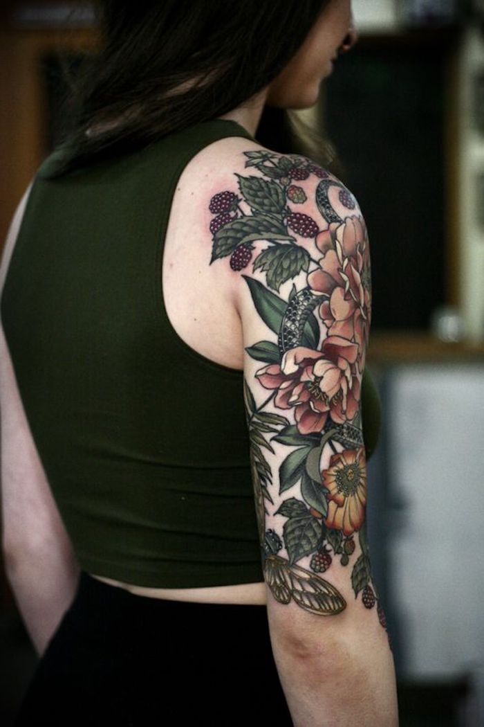 tattoo vorschläge für frauen, bunte tätowierung mit blumen am oberarm